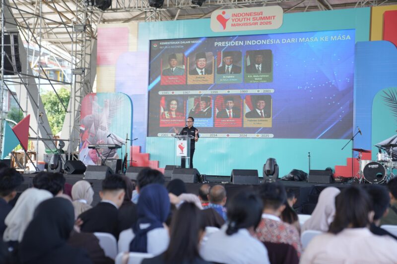 Wakil Menteri Dalam Negeri, Bima Arya Sugiarto, menyampaikan pidato inspiratif di hadapan ratusan peserta dalam pembukaan Indonesia Youth Summit (IYS) 2025 di Lapangan Karebosi, Makassar, Jumat (13/6/2025). 