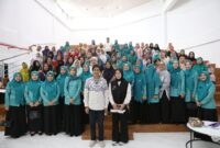 Peserta sosialisasi Kampung Mandiri yang terdiri dari pelaku UMKM binaan TP PKK Kota Makassar berfoto bersama usai mengikuti edukasi literasi keuangan dan digital di Baruga Rumah Jabatan Wali Kota, Jumat (13/6/2025).