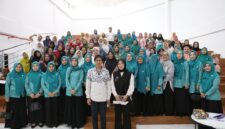 Peserta sosialisasi Kampung Mandiri yang terdiri dari pelaku UMKM binaan TP PKK Kota Makassar berfoto bersama usai mengikuti edukasi literasi keuangan dan digital di Baruga Rumah Jabatan Wali Kota, Jumat (13/6/2025).