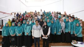 Peserta sosialisasi Kampung Mandiri yang terdiri dari pelaku UMKM binaan TP PKK Kota Makassar berfoto bersama usai mengikuti edukasi literasi keuangan dan digital di Baruga Rumah Jabatan Wali Kota, Jumat (13/6/2025).