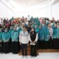Peserta sosialisasi Kampung Mandiri yang terdiri dari pelaku UMKM binaan TP PKK Kota Makassar berfoto bersama usai mengikuti edukasi literasi keuangan dan digital di Baruga Rumah Jabatan Wali Kota, Jumat (13/6/2025).