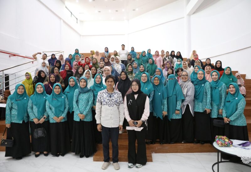 Peserta sosialisasi Kampung Mandiri yang terdiri dari pelaku UMKM binaan TP PKK Kota Makassar berfoto bersama usai mengikuti edukasi literasi keuangan dan digital di Baruga Rumah Jabatan Wali Kota, Jumat (13/6/2025).