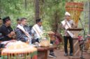 Wali Kota Makassar, Munafri Arifuddin, menyampaikan sambutan pada Festival Hutan Toraja di Hutan Tandung Nanggala, Toraja Utara, Sabtu (14/6/2025), sebagai bagian dari perayaan HUT ke-78 Gereja Toraja, yang menekankan pentingnya toleransi, persaudaraan, dan pelestarian lingkungan.