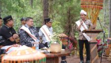 Wali Kota Makassar, Munafri Arifuddin, menyampaikan sambutan pada Festival Hutan Toraja di Hutan Tandung Nanggala, Toraja Utara, Sabtu (14/6/2025), sebagai bagian dari perayaan HUT ke-78 Gereja Toraja, yang menekankan pentingnya toleransi, persaudaraan, dan pelestarian lingkungan.