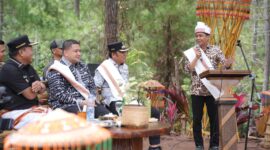Wali Kota Makassar, Munafri Arifuddin, menyampaikan sambutan pada Festival Hutan Toraja di Hutan Tandung Nanggala, Toraja Utara, Sabtu (14/6/2025), sebagai bagian dari perayaan HUT ke-78 Gereja Toraja, yang menekankan pentingnya toleransi, persaudaraan, dan pelestarian lingkungan.