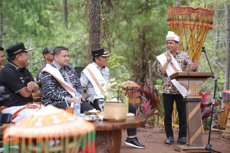 Wali Kota Makassar, Munafri Arifuddin, menyampaikan sambutan pada Festival Hutan Toraja di Hutan Tandung Nanggala, Toraja Utara, Sabtu (14/6/2025), sebagai bagian dari perayaan HUT ke-78 Gereja Toraja, yang menekankan pentingnya toleransi, persaudaraan, dan pelestarian lingkungan.