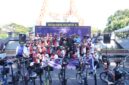 Wali Kota Makassar, Munafri Arifuddin, bersama komunitas sepeda dalam acara Kick Off Brompton Day Out di Monumen Mandala, Minggu (15/6/2025), sebagai pembuka rangkaian menuju Brompton Day Makassar yang akan digelar pada 4–6 Juli mendatang.