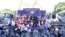 Wali Kota Makassar, Munafri Arifuddin, bersama komunitas sepeda dalam acara Kick Off Brompton Day Out di Monumen Mandala, Minggu (15/6/2025), sebagai pembuka rangkaian menuju Brompton Day Makassar yang akan digelar pada 4–6 Juli mendatang.