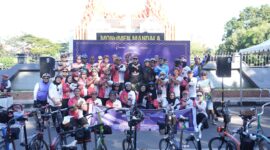 Wali Kota Makassar, Munafri Arifuddin, bersama komunitas sepeda dalam acara Kick Off Brompton Day Out di Monumen Mandala, Minggu (15/6/2025), sebagai pembuka rangkaian menuju Brompton Day Makassar yang akan digelar pada 4–6 Juli mendatang.