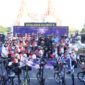Wali Kota Makassar, Munafri Arifuddin, bersama komunitas sepeda dalam acara Kick Off Brompton Day Out di Monumen Mandala, Minggu (15/6/2025), sebagai pembuka rangkaian menuju Brompton Day Makassar yang akan digelar pada 4–6 Juli mendatang.