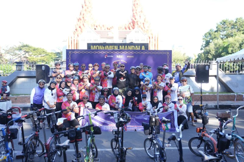 Wali Kota Makassar, Munafri Arifuddin, bersama komunitas sepeda dalam acara Kick Off Brompton Day Out di Monumen Mandala, Minggu (15/6/2025), sebagai pembuka rangkaian menuju Brompton Day Makassar yang akan digelar pada 4–6 Juli mendatang.
