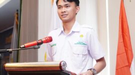 Ketua Umum HIPMI PT UMI, Andi Muhammad Ihsan Nuryawan, saat memberikan sambutan dalam pembukaan Open Recruitment Angkatan IX di Hotel WThree Makassar. Acara ini menjadi bagian dari upaya akselerasi pengembangan wirausaha muda di lingkungan kampus Universitas Muslim Indonesia.