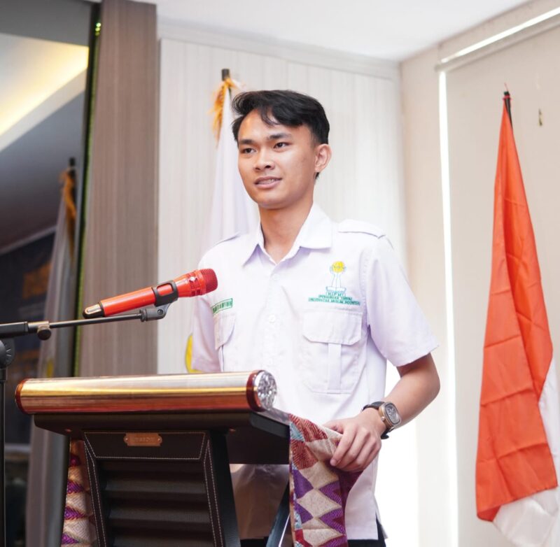 Ketua Umum HIPMI PT UMI, Andi Muhammad Ihsan Nuryawan, saat memberikan sambutan dalam pembukaan Open Recruitment Angkatan IX di Hotel WThree Makassar. Acara ini menjadi bagian dari upaya akselerasi pengembangan wirausaha muda di lingkungan kampus Universitas Muslim Indonesia.