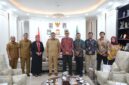 Wali Kota Makassar, Munafri Arifuddin (tengah berbaju dinas), bersama jajaran Pemerintah Kota dan delegasi Universitas Hasanuddin usai pertemuan terkait dukungan penyelenggaraan International Cultural Program (ICP) 2025 dan Unhas–Kanazawa University Summer Program di Balai Kota Makassar, Senin (16/6/2025).