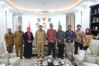 Wali Kota Makassar, Munafri Arifuddin (tengah berbaju dinas), bersama jajaran Pemerintah Kota dan delegasi Universitas Hasanuddin usai pertemuan terkait dukungan penyelenggaraan International Cultural Program (ICP) 2025 dan Unhas–Kanazawa University Summer Program di Balai Kota Makassar, Senin (16/6/2025).