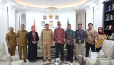 Wali Kota Makassar, Munafri Arifuddin (tengah berbaju dinas), bersama jajaran Pemerintah Kota dan delegasi Universitas Hasanuddin usai pertemuan terkait dukungan penyelenggaraan International Cultural Program (ICP) 2025 dan Unhas–Kanazawa University Summer Program di Balai Kota Makassar, Senin (16/6/2025).
