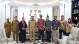 Wali Kota Makassar, Munafri Arifuddin (tengah berbaju dinas), bersama jajaran Pemerintah Kota dan delegasi Universitas Hasanuddin usai pertemuan terkait dukungan penyelenggaraan International Cultural Program (ICP) 2025 dan Unhas–Kanazawa University Summer Program di Balai Kota Makassar, Senin (16/6/2025).