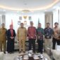 Wali Kota Makassar, Munafri Arifuddin (tengah berbaju dinas), bersama jajaran Pemerintah Kota dan delegasi Universitas Hasanuddin usai pertemuan terkait dukungan penyelenggaraan International Cultural Program (ICP) 2025 dan Unhas–Kanazawa University Summer Program di Balai Kota Makassar, Senin (16/6/2025).