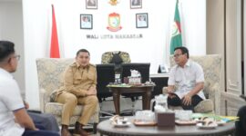 Wali Kota Makassar, Munafri Arifuddin (kiri, berseragam dinas), berdiskusi bersama Kepala BPJS Ketenagakerjaan Cabang Makassar, I Nyoman Hary Sujana (kanan), dalam audiensi terkait perluasan kepesertaan Jaminan Sosial Ketenagakerjaan di Balai Kota Makassar, Senin (16/6/2025).