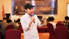 Sulaiman Hanan saat membawakan materi kewirausahaan pada kegiatan Open Recruitment HIPMI PT UMI di WThree Hotel Makassar, Minggu, 15 Juni 2025.