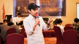 Sulaiman Hanan saat membawakan materi kewirausahaan pada kegiatan Open Recruitment HIPMI PT UMI di WThree Hotel Makassar, Minggu, 15 Juni 2025.