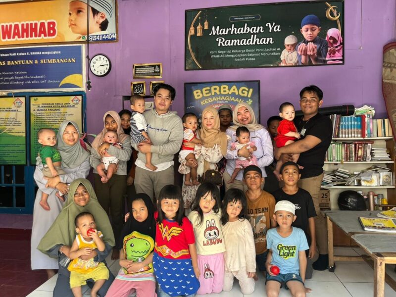 Pengurus Tidar Kota Makassar dan Tidar Sulsel berfoto bersama anak-anak Panti Asuhan Al Wahhab dalam kegiatan bakti sosial, sebagai bentuk kepedulian dan semangat berbagi, Makassar, 17 Juni 2025.