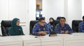 Wali Kota Makassar Munafri Arifuddin bersama jajaran Pemkot saat mengikuti wawancara Lomba Kampung Keluarga Berkualitas (Kampung KB) Tingkat Nasional 2025 secara virtual, Selasa (17/6/2025).