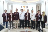 Wali Kota Makassar, Munafri Arifuddin (tengah, berbaju putih), berfoto bersama jajaran pengurus DPD Persatuan Perawat Nasional Indonesia (PPNI) Kota Makassar usai audiensi di Balai Kota Makassar, Rabu (18/6/2025). Pertemuan membahas penguatan sinergi dalam penanganan dan mitigasi bencana kesehatan di Kota Makassar.