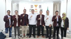 Wali Kota Makassar, Munafri Arifuddin (tengah, berbaju putih), berfoto bersama jajaran pengurus DPD Persatuan Perawat Nasional Indonesia (PPNI) Kota Makassar usai audiensi di Balai Kota Makassar, Rabu (18/6/2025). Pertemuan membahas penguatan sinergi dalam penanganan dan mitigasi bencana kesehatan di Kota Makassar.