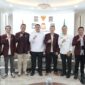 Wali Kota Makassar, Munafri Arifuddin (tengah, berbaju putih), berfoto bersama jajaran pengurus DPD Persatuan Perawat Nasional Indonesia (PPNI) Kota Makassar usai audiensi di Balai Kota Makassar, Rabu (18/6/2025). Pertemuan membahas penguatan sinergi dalam penanganan dan mitigasi bencana kesehatan di Kota Makassar.