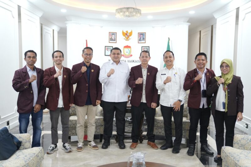 Wali Kota Makassar, Munafri Arifuddin (tengah, berbaju putih), berfoto bersama jajaran pengurus DPD Persatuan Perawat Nasional Indonesia (PPNI) Kota Makassar usai audiensi di Balai Kota Makassar, Rabu (18/6/2025). Pertemuan membahas penguatan sinergi dalam penanganan dan mitigasi bencana kesehatan di Kota Makassar.