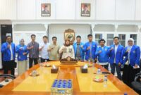 Wakil Wali Kota Makassar, Hj. Aliyah Mustika Ilham, bersama jajaran pengurus DPD KNPI Kota Makassar usai audiensi dan silaturahmi di Balai Kota Makassar, Jumat (20/6/2025). Pertemuan ini membahas sinergi program kepemudaan dalam mendukung visi Makassar MULIA.
