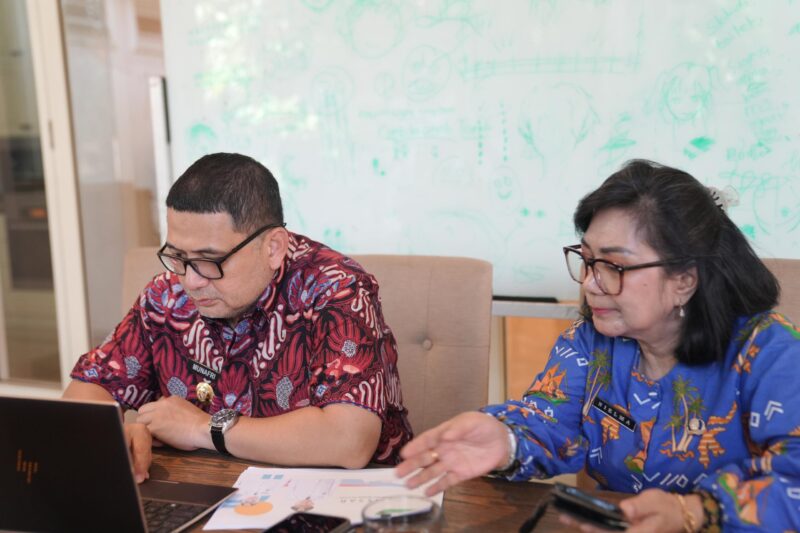 Wali Kota Makassar, Munafri Arifuddin, didampingi Kadisnaker Nielma Palamba, mengikuti wawancara nominasi Paritrana Award tingkat Provinsi Sulsel secara virtual, Jumat (20/6/2025), sebagai bentuk komitmen Pemkot Makassar dalam perlindungan jaminan sosial ketenagakerjaan.









