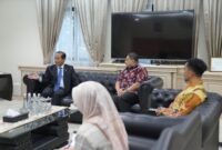 Wali Kota Makassar, Munafri Arifuddin, melakukan audiensi dengan Menteri Lingkungan Hidup dan Kehutanan RI, Dr. Hanif Faisol Nurofiq, di Kantor Kementerian LHK, Jakarta, Jumat (20/6/2025), membahas kelanjutan proyek Pengolahan Sampah menjadi Energi Listrik (PSEL) di Kota Makassar.