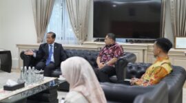 Wali Kota Makassar, Munafri Arifuddin, melakukan audiensi dengan Menteri Lingkungan Hidup dan Kehutanan RI, Dr. Hanif Faisol Nurofiq, di Kantor Kementerian LHK, Jakarta, Jumat (20/6/2025), membahas kelanjutan proyek Pengolahan Sampah menjadi Energi Listrik (PSEL) di Kota Makassar.