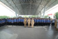 Pemkot Makassar menyerahkan SK pengangkatan kepada 1.746 PPPK formasi 2024 di Lapangan Karebosi, Senin (23/6/2025). Wali Kota Munafri Arifuddin memimpin prosesi, menekankan pentingnya integritas, profesionalisme, dan pelayanan publik yang maksimal.