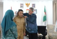 Wali Kota Makassar, Munafri Arifuddin, menerima cendera mata dari Duta Besar Palestina untuk Indonesia, Zuhair S.M. Al-Shun, saat kunjungan kehormatan di Balai Kota Makassar, Senin (23/6/2025).
