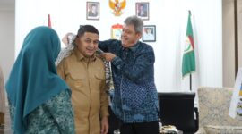 Wali Kota Makassar, Munafri Arifuddin, menerima cendera mata dari Duta Besar Palestina untuk Indonesia, Zuhair S.M. Al-Shun, saat kunjungan kehormatan di Balai Kota Makassar, Senin (23/6/2025).