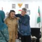 Wali Kota Makassar, Munafri Arifuddin, menerima cendera mata dari Duta Besar Palestina untuk Indonesia, Zuhair S.M. Al-Shun, saat kunjungan kehormatan di Balai Kota Makassar, Senin (23/6/2025).