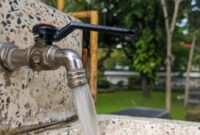 Air bersih mengalir dari kran umum di salah satu sudut Kota Makassar, menjadi simbol perubahan nyata bagi warga yang sebelumnya kesulitan akses air bersih.