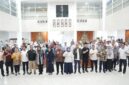 Wali Kota Makassar, Munafri Arifuddin, bersama Wakil Wali Kota Aliyah Mustika Ilham, jajaran Forkopimda, para camat, Kepala Dinas, komunitas penggiat lingkungan, dan stakeholder terkait berfoto bersama usai Rapat Koordinasi Penanganan Sampah di Rumah Jabatan Wali Kota Makassar, Rabu malam (25/6/2025). Rapat ini menjadi komitmen bersama dalam mewujudkan Makassar sebagai kota bebas sampah.