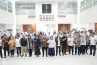 Wali Kota Makassar, Munafri Arifuddin, bersama Wakil Wali Kota Aliyah Mustika Ilham, jajaran Forkopimda, para camat, Kepala Dinas, komunitas penggiat lingkungan, dan stakeholder terkait berfoto bersama usai Rapat Koordinasi Penanganan Sampah di Rumah Jabatan Wali Kota Makassar, Rabu malam (25/6/2025). Rapat ini menjadi komitmen bersama dalam mewujudkan Makassar sebagai kota bebas sampah.