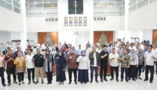 Wali Kota Makassar, Munafri Arifuddin, bersama Wakil Wali Kota Aliyah Mustika Ilham, jajaran Forkopimda, para camat, Kepala Dinas, komunitas penggiat lingkungan, dan stakeholder terkait berfoto bersama usai Rapat Koordinasi Penanganan Sampah di Rumah Jabatan Wali Kota Makassar, Rabu malam (25/6/2025). Rapat ini menjadi komitmen bersama dalam mewujudkan Makassar sebagai kota bebas sampah.