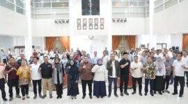 Wali Kota Makassar, Munafri Arifuddin, bersama Wakil Wali Kota Aliyah Mustika Ilham, jajaran Forkopimda, para camat, Kepala Dinas, komunitas penggiat lingkungan, dan stakeholder terkait berfoto bersama usai Rapat Koordinasi Penanganan Sampah di Rumah Jabatan Wali Kota Makassar, Rabu malam (25/6/2025). Rapat ini menjadi komitmen bersama dalam mewujudkan Makassar sebagai kota bebas sampah.