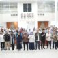 Wali Kota Makassar, Munafri Arifuddin, bersama Wakil Wali Kota Aliyah Mustika Ilham, jajaran Forkopimda, para camat, Kepala Dinas, komunitas penggiat lingkungan, dan stakeholder terkait berfoto bersama usai Rapat Koordinasi Penanganan Sampah di Rumah Jabatan Wali Kota Makassar, Rabu malam (25/6/2025). Rapat ini menjadi komitmen bersama dalam mewujudkan Makassar sebagai kota bebas sampah.