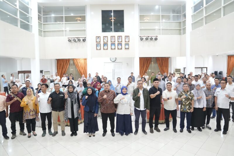 Wali Kota Makassar, Munafri Arifuddin, bersama Wakil Wali Kota Aliyah Mustika Ilham, jajaran Forkopimda, para camat, Kepala Dinas, komunitas penggiat lingkungan, dan stakeholder terkait berfoto bersama usai Rapat Koordinasi Penanganan Sampah di Rumah Jabatan Wali Kota Makassar, Rabu malam (25/6/2025). Rapat ini menjadi komitmen bersama dalam mewujudkan Makassar sebagai kota bebas sampah.