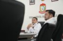 Wali Kota Makassar, Munafri Arifuddin, saat mengikuti rapat virtual bersama Kementerian Koordinator Bidang Infrastruktur dan Pembangunan Kewilayahan, membahas percepatan proyek Pengolahan Sampah menjadi Energi Listrik (PSEL) di Kota Makassar, Rabu (25/6/2025). Munafri menegaskan pentingnya kepastian hukum dan kejelasan regulasi untuk kelancaran proyek strategis nasional ini.