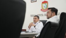 Wali Kota Makassar, Munafri Arifuddin, saat mengikuti rapat virtual bersama Kementerian Koordinator Bidang Infrastruktur dan Pembangunan Kewilayahan, membahas percepatan proyek Pengolahan Sampah menjadi Energi Listrik (PSEL) di Kota Makassar, Rabu (25/6/2025). Munafri menegaskan pentingnya kepastian hukum dan kejelasan regulasi untuk kelancaran proyek strategis nasional ini.