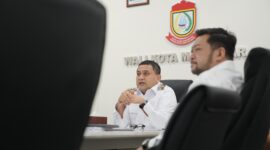 Wali Kota Makassar, Munafri Arifuddin, saat mengikuti rapat virtual bersama Kementerian Koordinator Bidang Infrastruktur dan Pembangunan Kewilayahan, membahas percepatan proyek Pengolahan Sampah menjadi Energi Listrik (PSEL) di Kota Makassar, Rabu (25/6/2025). Munafri menegaskan pentingnya kepastian hukum dan kejelasan regulasi untuk kelancaran proyek strategis nasional ini.