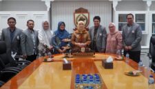 Wakil Wali Kota Makassar, Hj. Aliyah Mustika Ilham, S.E., M.A.P., bersama jajaran pengurus Ikatan Apoteker Indonesia (IAI) usai audiensi membahas persiapan Rakernas dan Pertemuan Ilmiah Tahunan (PIT) IAI 2025 di Kota Makassar.
